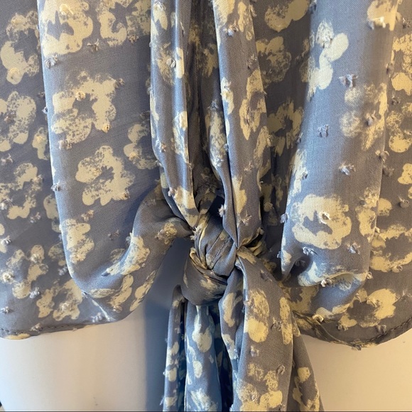 NWT Everly floral bell sleeve front tie blouse - Picture 2 of 9